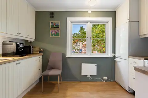Her får du et lyst og pent IKEA-kjøkken – perfekt for å lage favorittrettene dine!  Vinduet mot bakgården er ett flott bilde i seg selv :-)