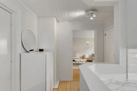 Stig på i en lys og koselig 2-roms leilighet i Storgata 100.