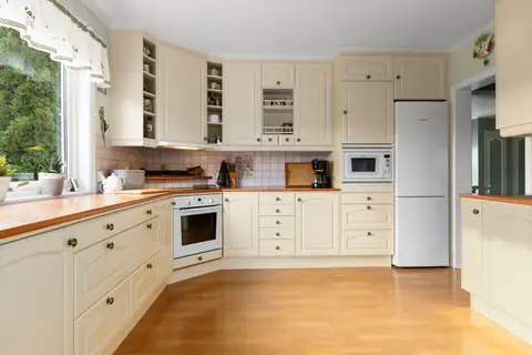 Her ser du kjøkkenet fra en annen side, og som du ser er det ikke mangel på steder å gjemme bort kjøkkenmaskiner og tørrvarer. Masse boltreplass på kjøkkenet er perfekt når man skal lage mat sammen!