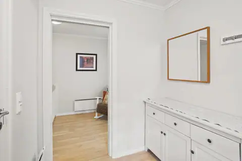 Come on in! The property has a bright and airy entrance hall/passage with delicate colours and an attractive floor. The room is easy to furnish, with plenty of space for a chest of drawers, a mirror and coat hooks, making it easy to keep things tidy day to day.