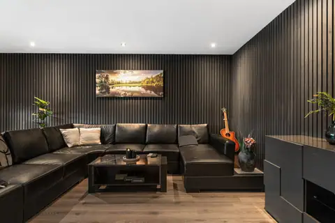 Stor og innbydende stue med god plass til en romslig sofagruppe – perfekt for avslappende kvelder med favorittfilmene.