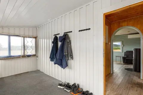 Innglasset veranda med gode muligheter for en hyggelig sittegruppe eller praktisk oppbevaring.