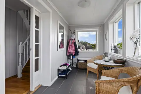 Lys og romslig entré med god plass. Gangen har flislagt gulv som tåler en støyt, og rikelig med rom for klesoppheng, skohyller og oppbevaring.