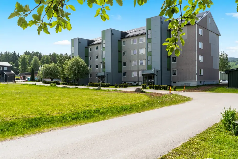 Lys og romslig leilighet i grønne omgivelser - Velkommen til Bokfinkvegen 14 på Vennersberg! En perfekt kombinasjon av koselig beliggenhet, flotte uteområder og enkel hverdagslogistikk med heisadkomst og nærhet til alt du trenger.