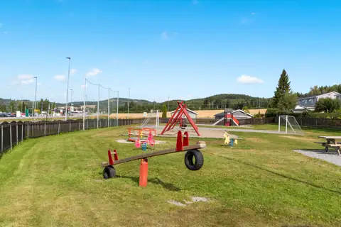 Inngjerdet lekeplass for barna i borettslaget. På lekeplassen finnes lekeapparater og en romslig paviljong med tak og sittegrupper. Lekeplassen er samlingspunkt for beboerne ved felles sammenkomster som for eksempel julefakkeltog.
