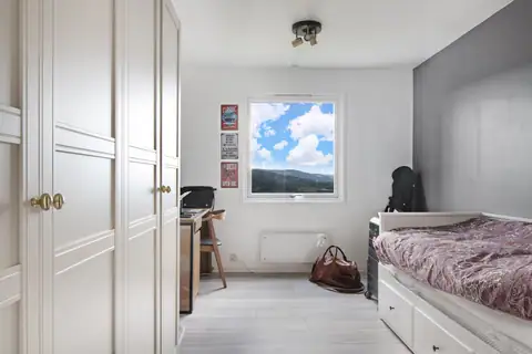 Lyst og innbydende soverom med flott utsikt over landskapet, ideelt for avslapning og inspirasjon. Perfekt for kreative sjeler. Inngang fra gangen