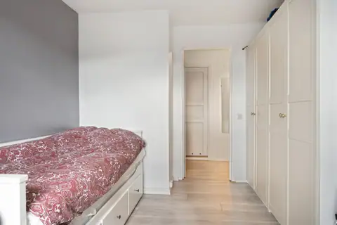 Soverom nr 2 har godt med skap, er lyst og pent.