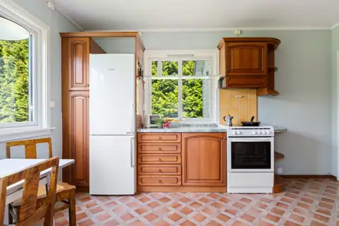 Et lyst og romslig kjøkken med en super planløsning. Her er det plass til både kokken og frokostgjestene!