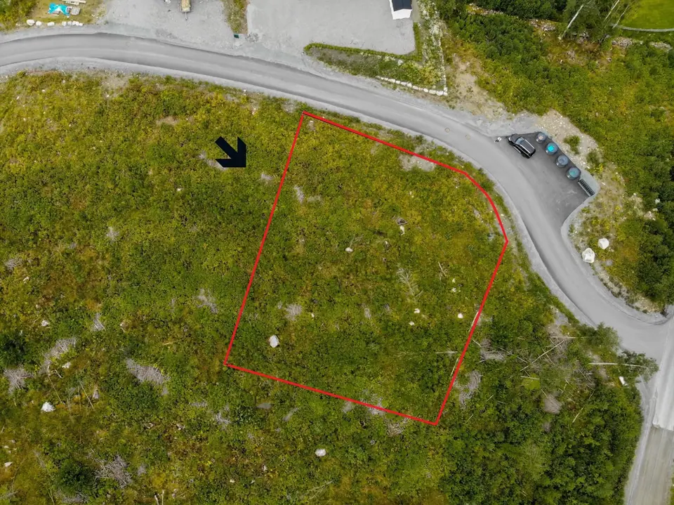 Tomten er på 1 450 m2 og klar for grunnarbeid/husbygging!