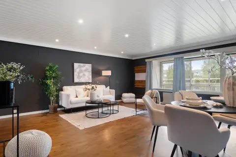Stue med downlights og palisander parkett