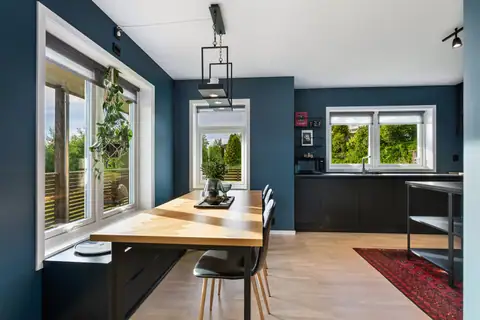 Velkommen inn i hjertet av boligen. Her er det lun stemning med romslig plass til alle.