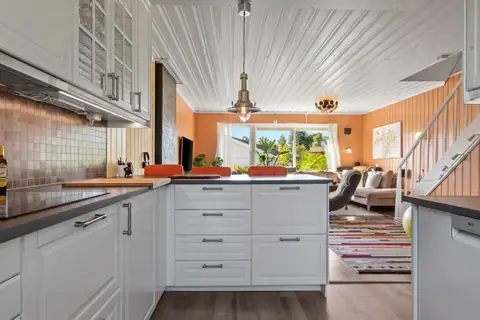 Med induksjonstopp, integrert ventilator og en praktisk U-løsning ligger alt til rette for en effektiv og behagelig kjøkkenhverdag. Flisene over benken tilfører rommet et stilig uttrykk!