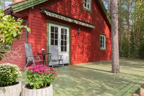 Usjenert terrasse med gode solforhold.