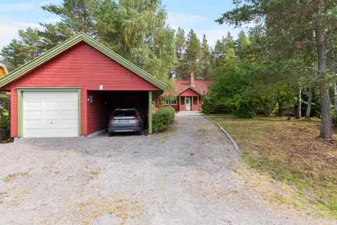 Garasje med leddport, carport og romslig bod. Plass til flere biler i innskjørsel.