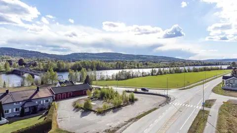 Det er enkel adkomst til tomten, da den ligger langs Kongsvingervegen.