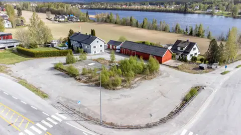 På denne tomten stod det tidligere et kombinasjonsbygg med næringslokaler i 1. etasje og leilighet i 2. etasje.