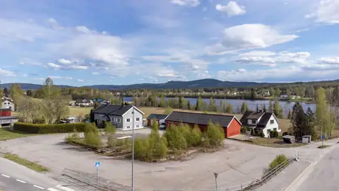 Stor næringstomt med gode solforhold.