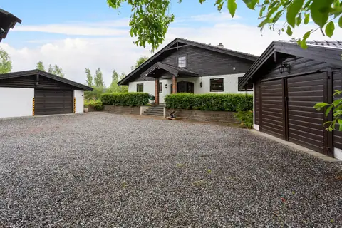 Oppstillingsplassen er utbedret og planert for å sikre god avrenning av overflatevann. På eiendommen finner du to garasjer, hvor den største har installert ladeboks.