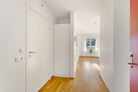In the entrance hall there is a door entry phone with a camera, so you can see who is ringing and open the door for your guest. There is also a wardrobe for storing clothes and shoes.