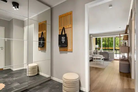 Entré med skyvedørsgarderobe som gir gode oppbevaringsmuligheter for yttertøy og sko. I tillegg er det plass til å henge opp yttertøy på knagger.