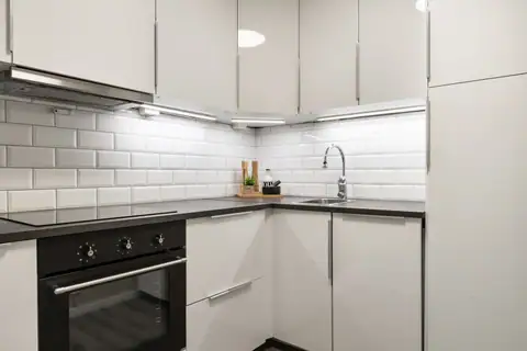 Praktisk IKEA-kjøkken med alt du trenger i hverdagen. Kjøkkenet er utstyrt med stekeovn, liten oppvaskmaskin, kjøleskap og frittstående fryser. Alle hvitevarene følger med ved salg.