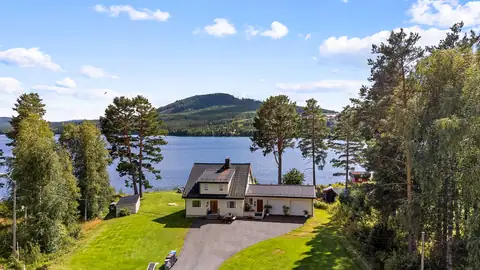 Eiendommen har en fantastisk beliggenhet. Kun 1 time fra Kongsvinger og 1 time fra Elverum, 30 minutter til Flisa og 5 minutter til Sverige med bil. 30 minutter til Sysslebäck med blant annet Branäs alpinanlegg og alt av butikker