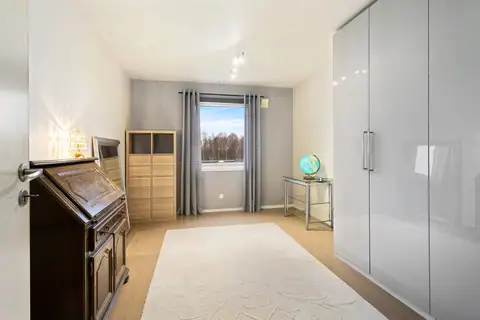 Det minste er lyst og romslig og har godt med oppbevaringsmuligheter. God utnyttelse av plassen med garderobeskap som går helt til taket!