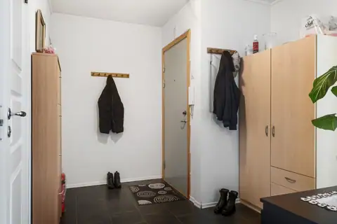 Entré med gode oppbevaringsmuligheter. Her er det garderobeskap med god plass til klær og sko, samt knagger for praktisk oppheng av yttertøy.