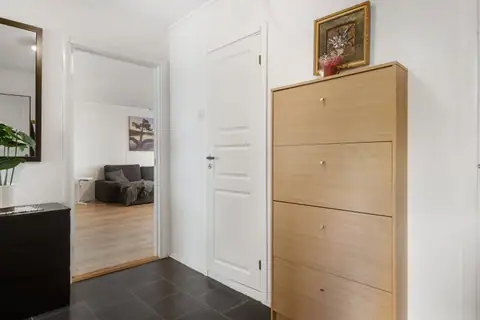 Fra entréen er det adkomst til stuen, to av soverommene, samt bad og toalettrom.