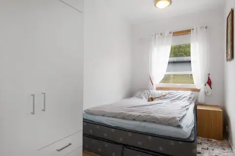 Det minste soverommet har plass til både garderobeskap og dobbeltseng, og egner seg kanskje utmerket som barnerom?
