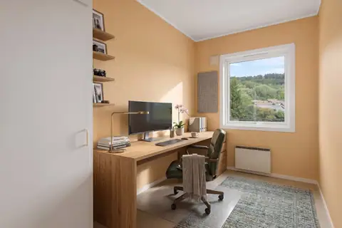 Soverom 1- Lyst og trivelig soverom som passer perfekt som barnerom, gjesterom eller kontor. Bildet er digitalt stylet med KI.