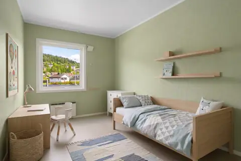 Soverom nr 2 ligger mellom boligens to øvrige soverom. Rommet er malt i en behagelig grønnfarge som skaper en lun og innbydende atmosfære. Bildet er digitalt stylet med KI.