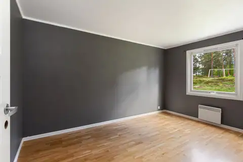 Soverom 1 med inngang fra gang, vender ut mot hagen