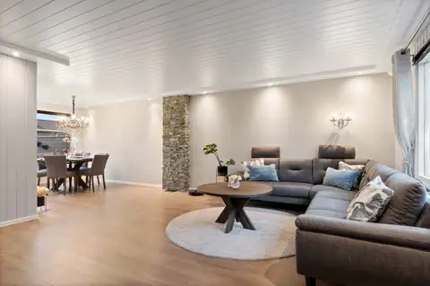 Velkommen inn i et koselig rekkehus med muligheter for å sette inn vedfyrt ovn.