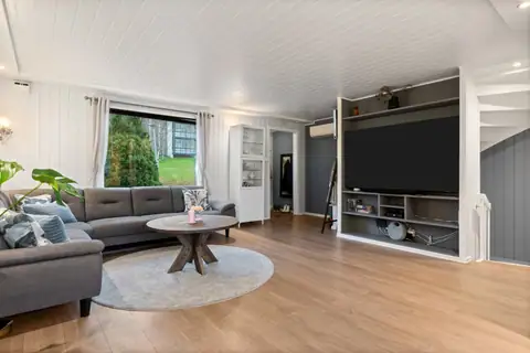 Praktisk plassbygget multimediehylle! Super plass til alt som har med TV-titting å gjøre. Her har selger også fjernet døra ned til underetasjen.