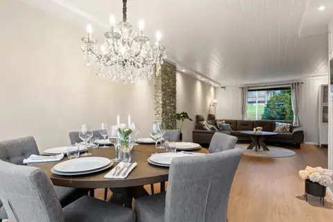 Nydelig belysning over spisebordet og flott lyssatt med down-lights langs veggen.