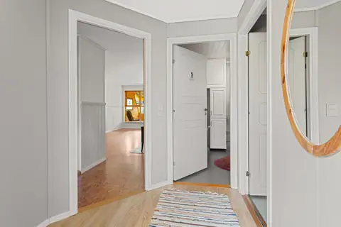 Entré med gode oppbevaringsmuligheter for klær.