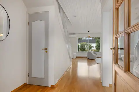 Fra denne døren kommer du ned til kjelleren, som inneholder et praktisk vaskerom og flere boder med gode oppbevaringsmuligheter.