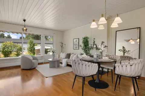 Stue og spisestue i én åpen løsning. En praktisk planløsning med god plass til at hele familien kan samles. Fra stuen leder terrassedøren ut til en fin og romslig platting, perfekt for hyggelige stunder utendørs.