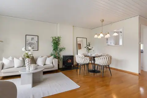 I stuen er det en praktisk vedovn som gir ekstra varme og skaper en hyggelig atmosfære når høsten og kaldere dager melder seg. Det er også installert en varmepumpe i stuen som bidrar til et behagelig inneklima.
